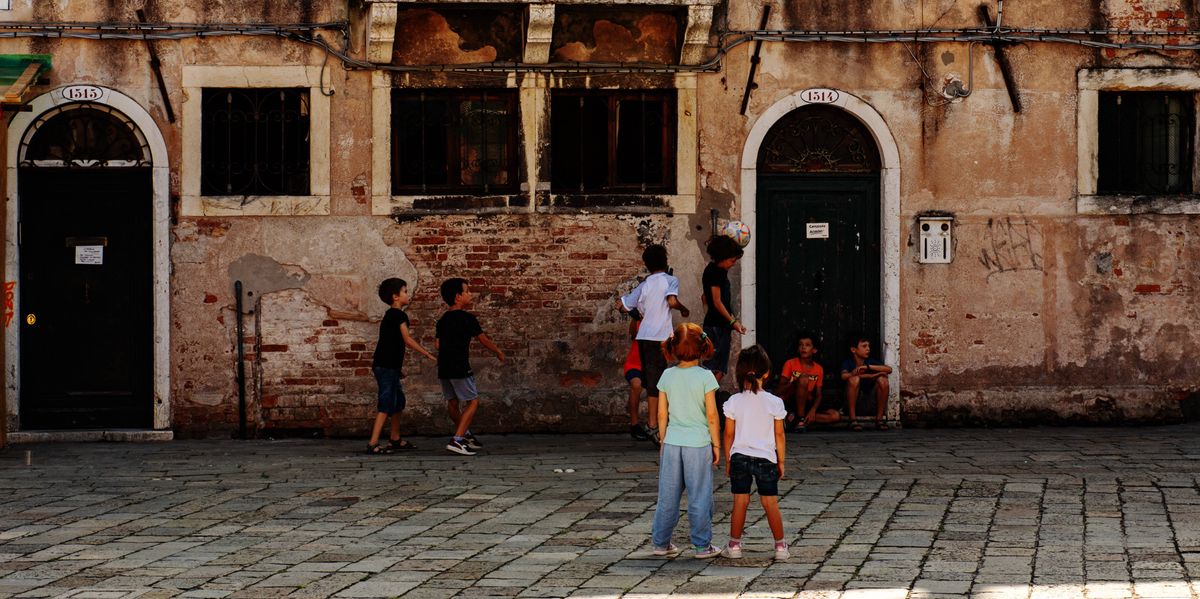 Kopfsch-tteln-in-Venedig-Eltern-erhalten-Busse-weil-ihre-Kinder-Fussball-spielten