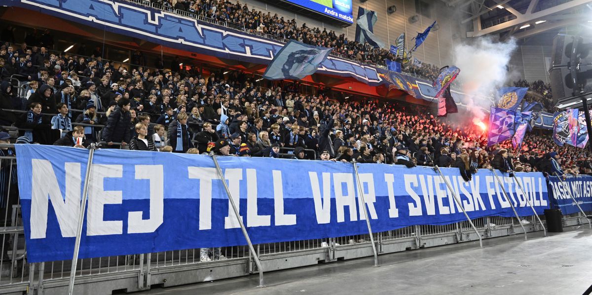 Les supporters de Djurgården ont manifesté leur refus de l’assistance vidéo en avril dernier.