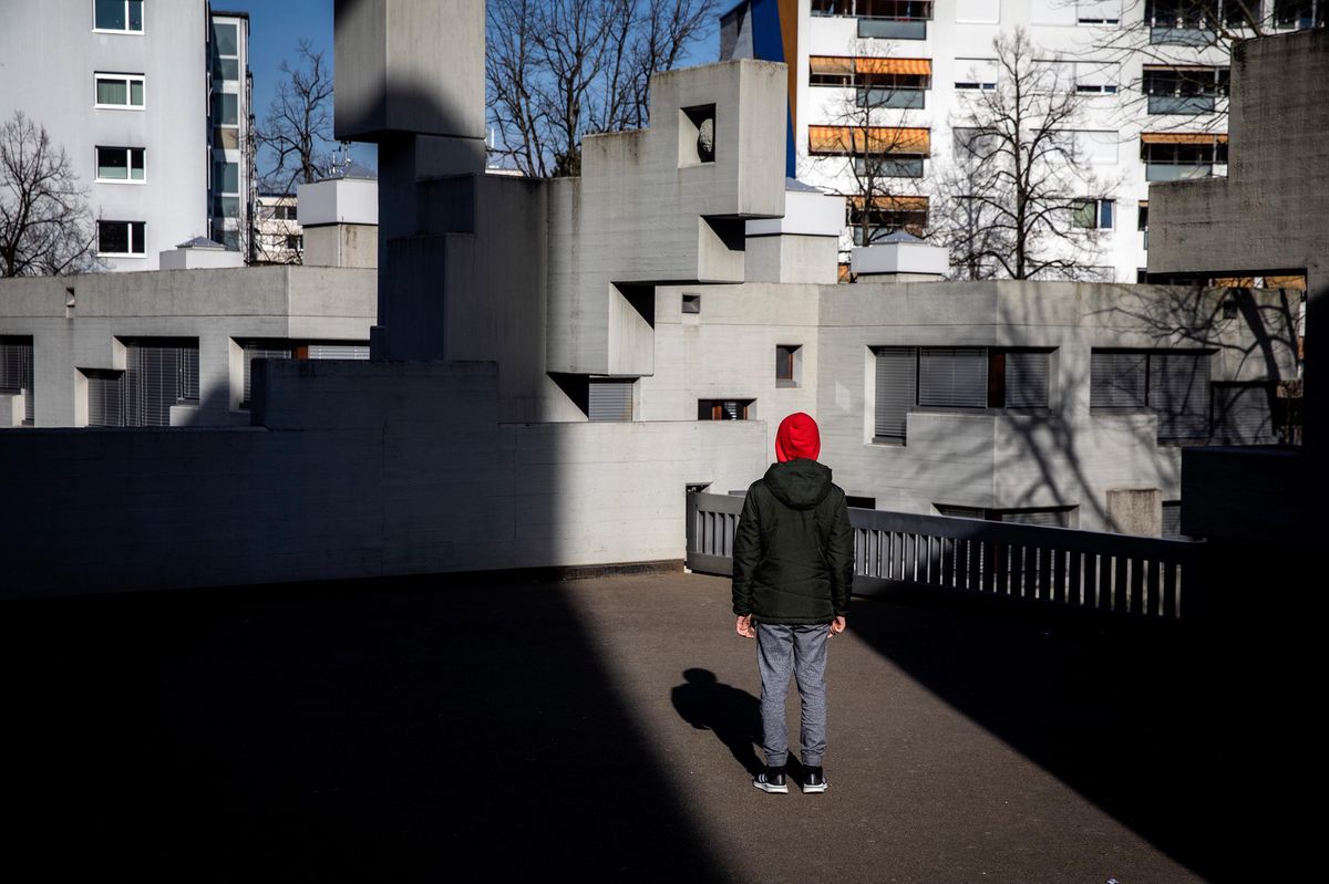 Comme Leon, de plus en plus d’écoliers scolarisés en Suisse angoissent à l’idée de retourner à l’école. Un calvaire pour les enfants et leurs parents.