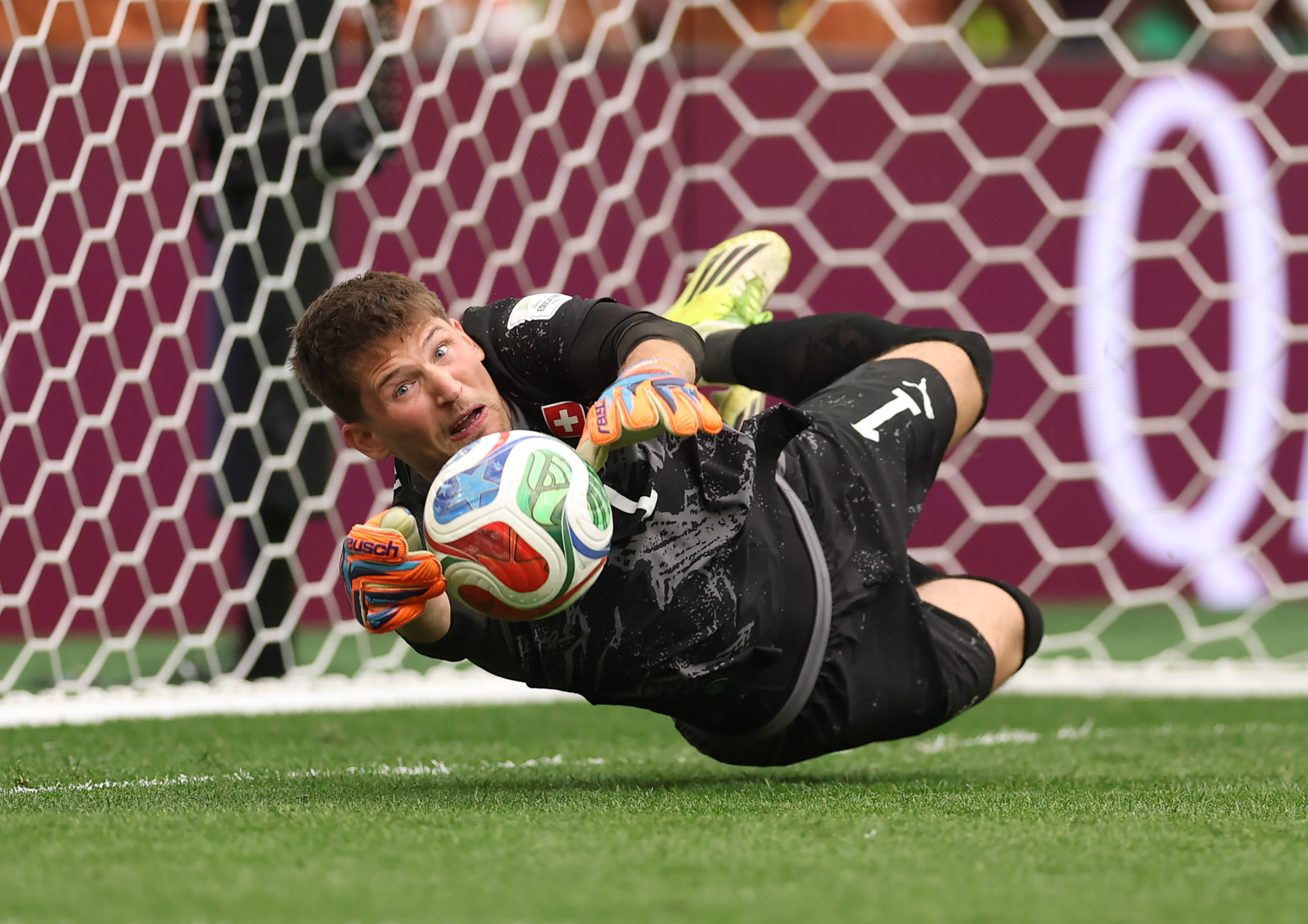 Gregor Kobel pariert im Elfmeterschiessen gegen Cucho Hernandez beim WM-Achtelfinal Schweiz gegen Kolumbien in Vancouver. Gregor Kobel pariert im Elfmeterschiessen gegen Cucho Hernandez beim WM-Achtelfinal Schweiz gegen Kolumbien in Vancouver.