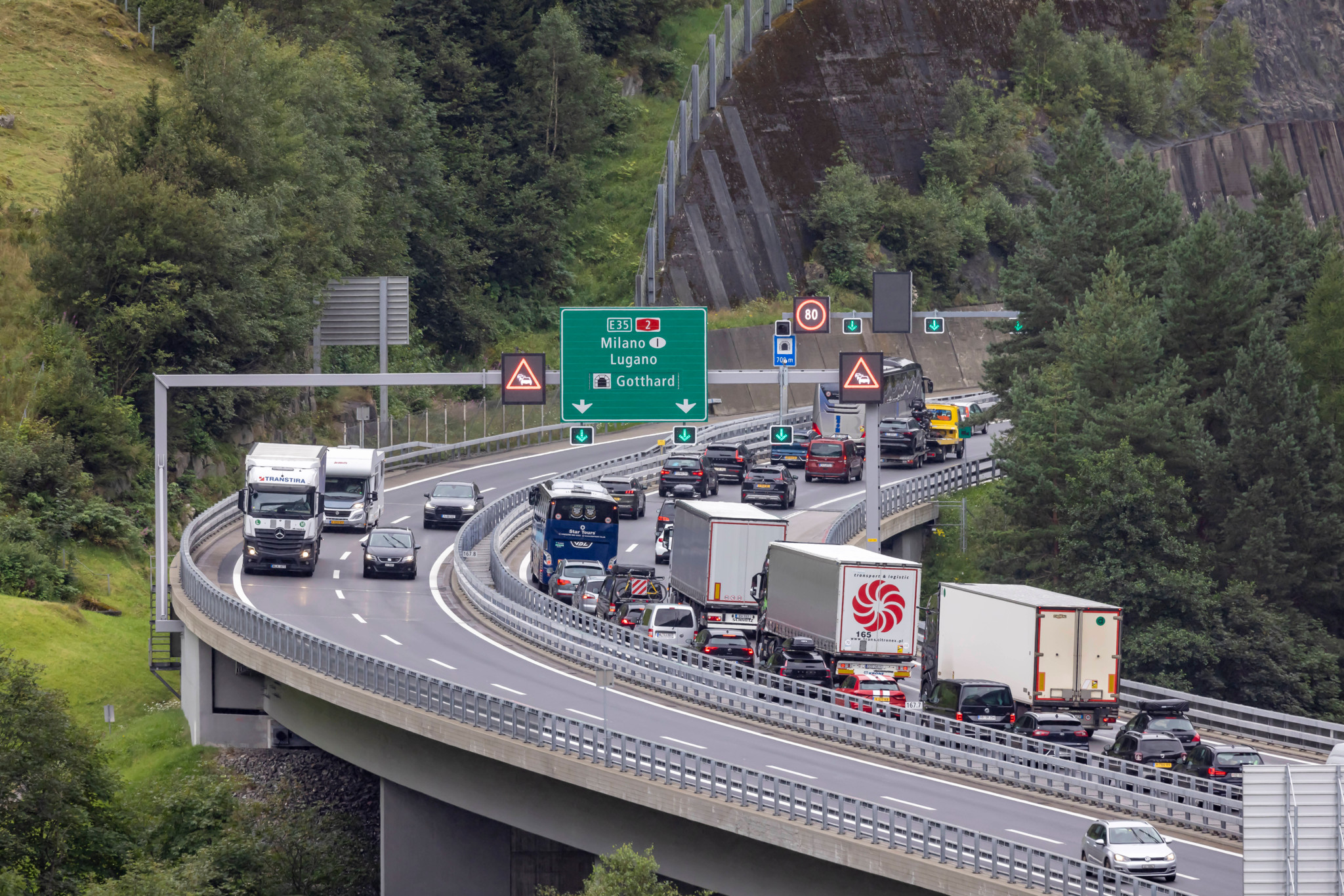 Verkehrschaos im Alpentransit: Brenner-Sperre: Kilometerlanger Stau am Gotthard