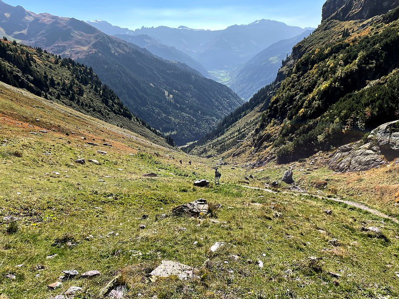 Abstieg auf der Glarner Seite. Hinten rechts der Mitte das Tal des Sernf, in dem die Wanderung enden wird.