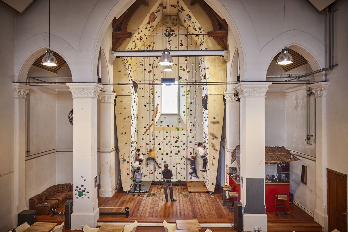 La Maison des Amis montagnards de Genève a installé un mur de grimpe dans une ancienne église.