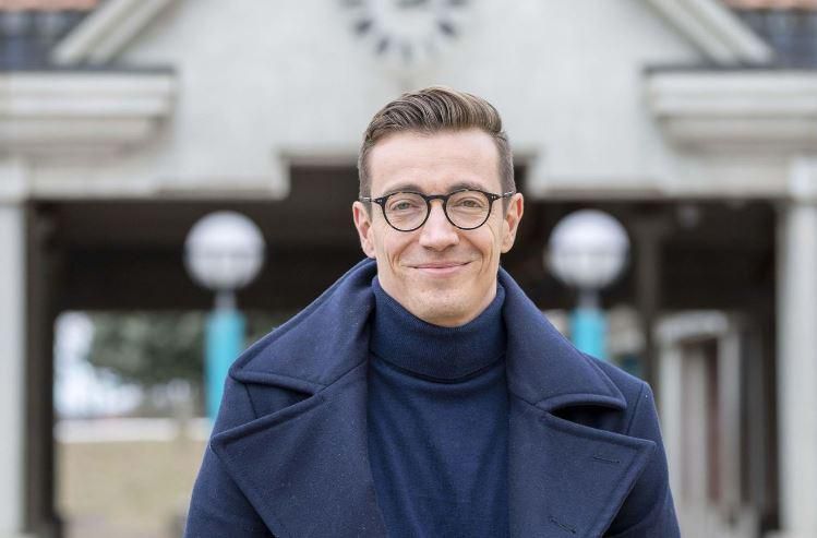 Municipal des Écoles à Oron, Romain Richard pose devant le Collège de Palézieux-Village.
