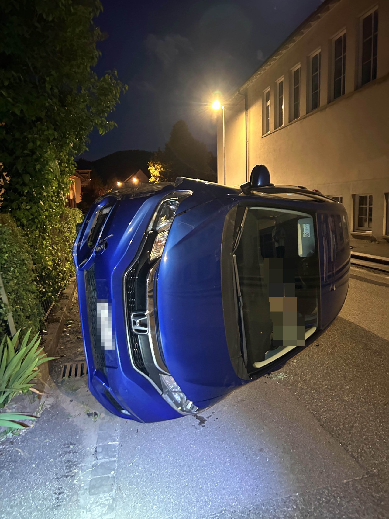 Stupeur en Argovie: Un insecte provoque un spectaculaire accident de voiture