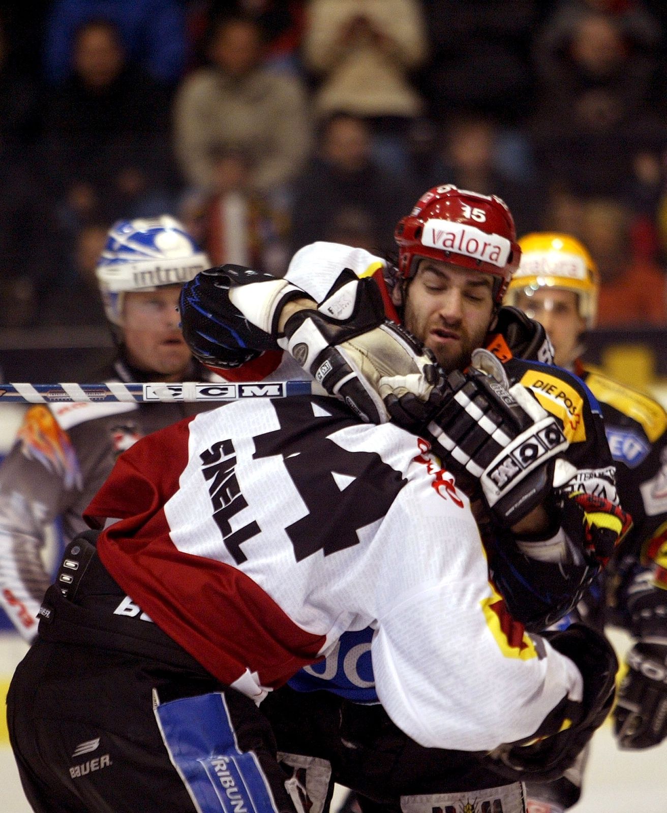 Kein Kind von Traurigkeit: Yves Sarault im Infight mit Wesley Snell beim Heimspiel gegen Servette am 25. März 2004.