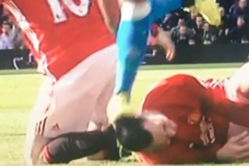 Suspendu cinq matchs pour avoir marché sur Zlatan