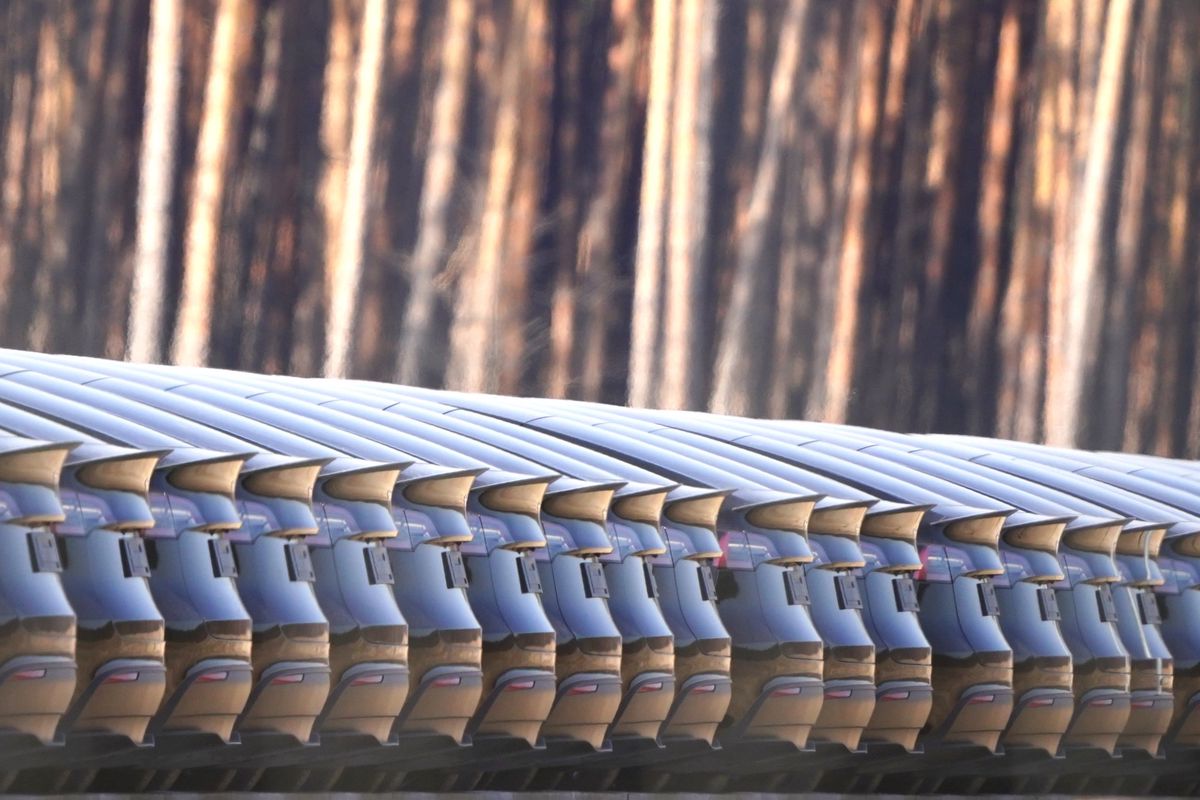 epaselect epa09840502 Tesla cars stand on the grounds of the Tesla factory in Gruenheide near Berlin, Germany, 21 March 2022. The Tesla factory will be officially opened on 22 March 2022.  EPA/CLEMENS BILAN