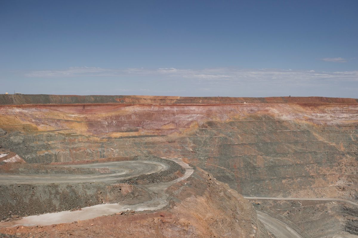 La mine de Kalgoorlie, en Australie occidentale, mesure 3,5 km de long, 1,5 km de large et 570 m de profondeur. 