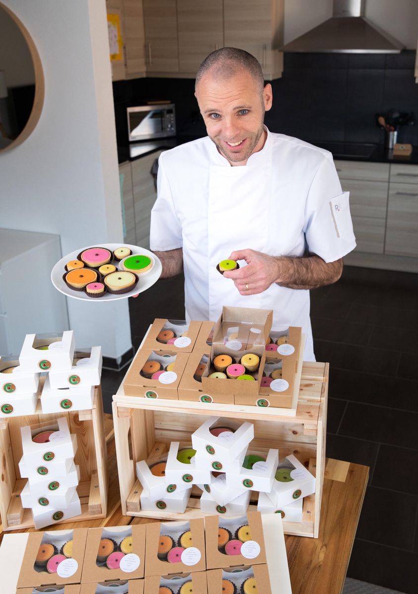 Damien fabrique des caracs pour tout les goûts et de toutes les couleurs dans sa cuisine de Suchy.