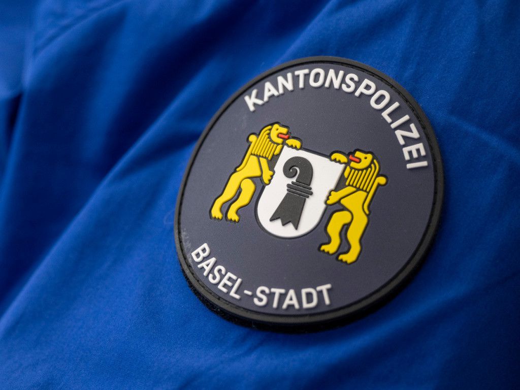 Raub-in-Basel-Frau-reisst-Mann-auf-offener-Strasse-die-Goldkette-vom-Hals