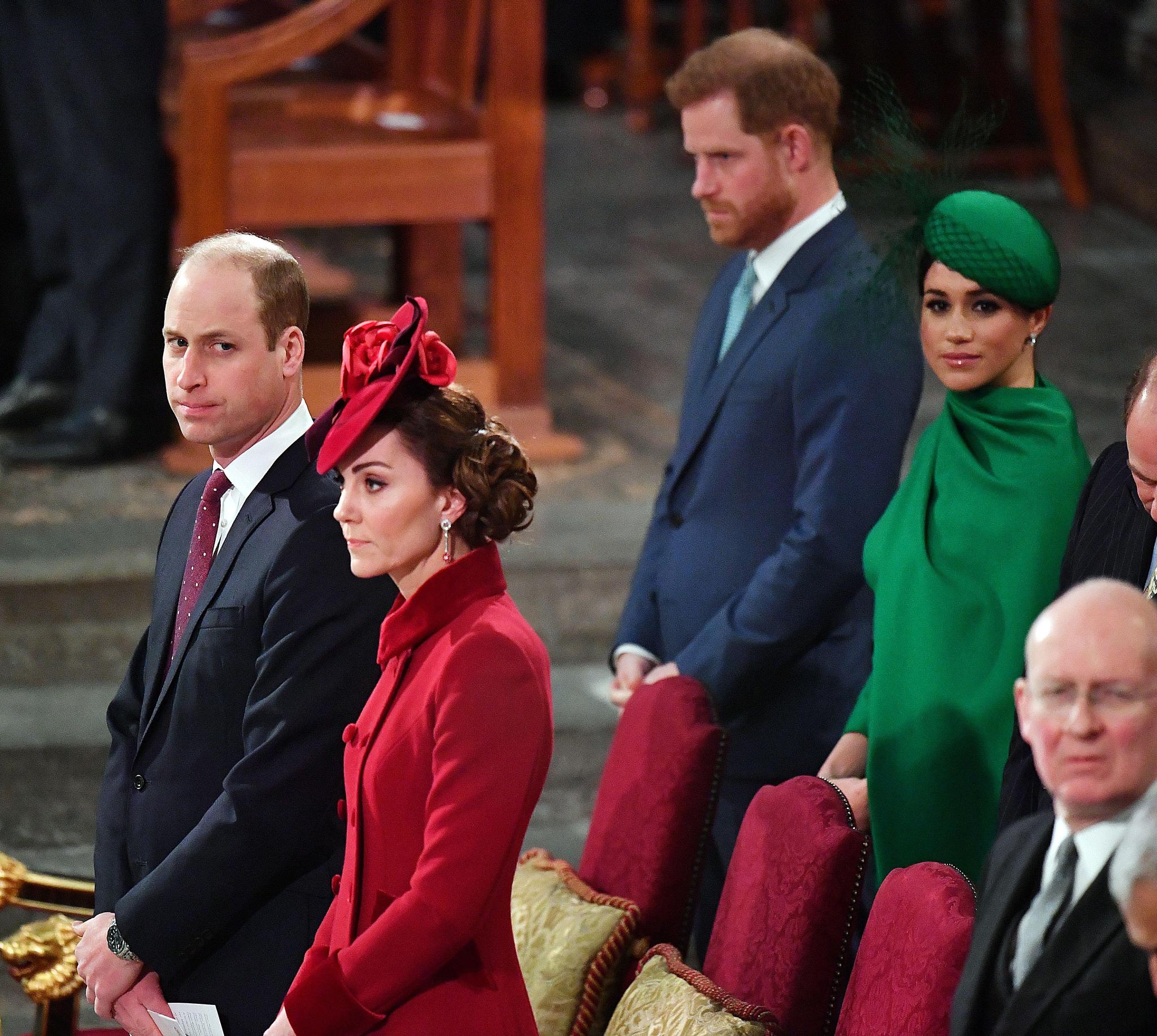 Das war sich Meghan Markle nicht gewohnt: Die Sussexes mussten hinter dem Thronfolger-Ehepaar Prinz William und Herzogin Kate in der zweiten Reihe Platz nehmen. 
