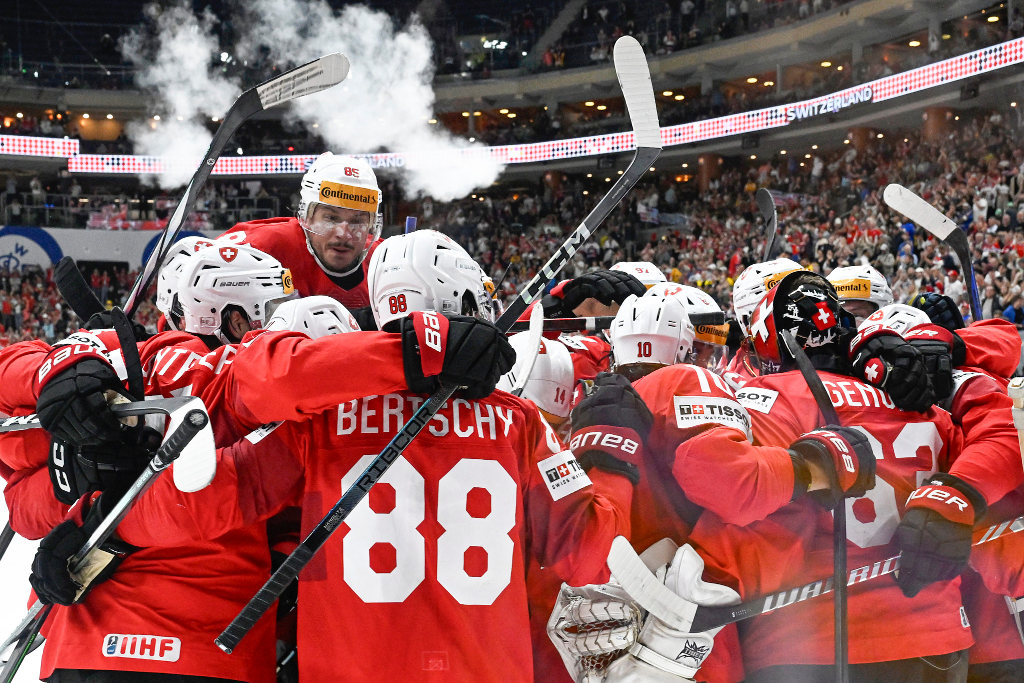 25.05.2024; Prag; Eishockey National-mannschaft - IIHF Weltmeisterschaft 2024 Halbfinal - Kanada - Schweiz;
Sven Andrighetto (SUI) und Team jubeln nach dem Spiel 
(Urs Lindt/freshfocus)