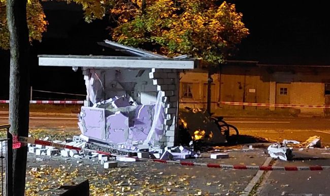 Der Vorplatz und die angrenzende Strasse waren nach der Explosion mit Trümmern übersäht.