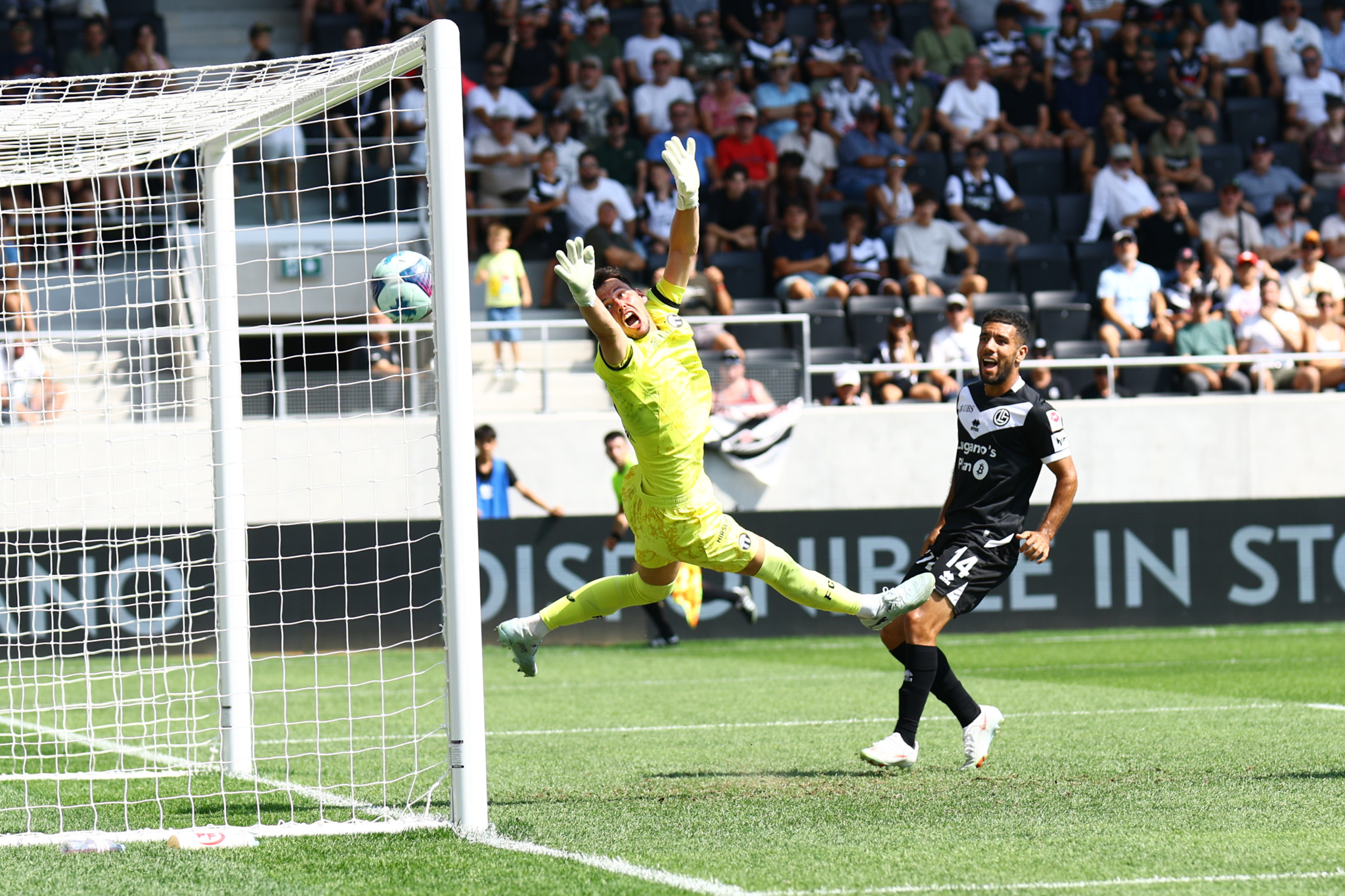 Torhüter Heinz Lindner vom FC Zürich kann einen Treffer nicht verhindern und kassiert eine 4:0-Niederlage gegen den FC Lugano in der Super League.