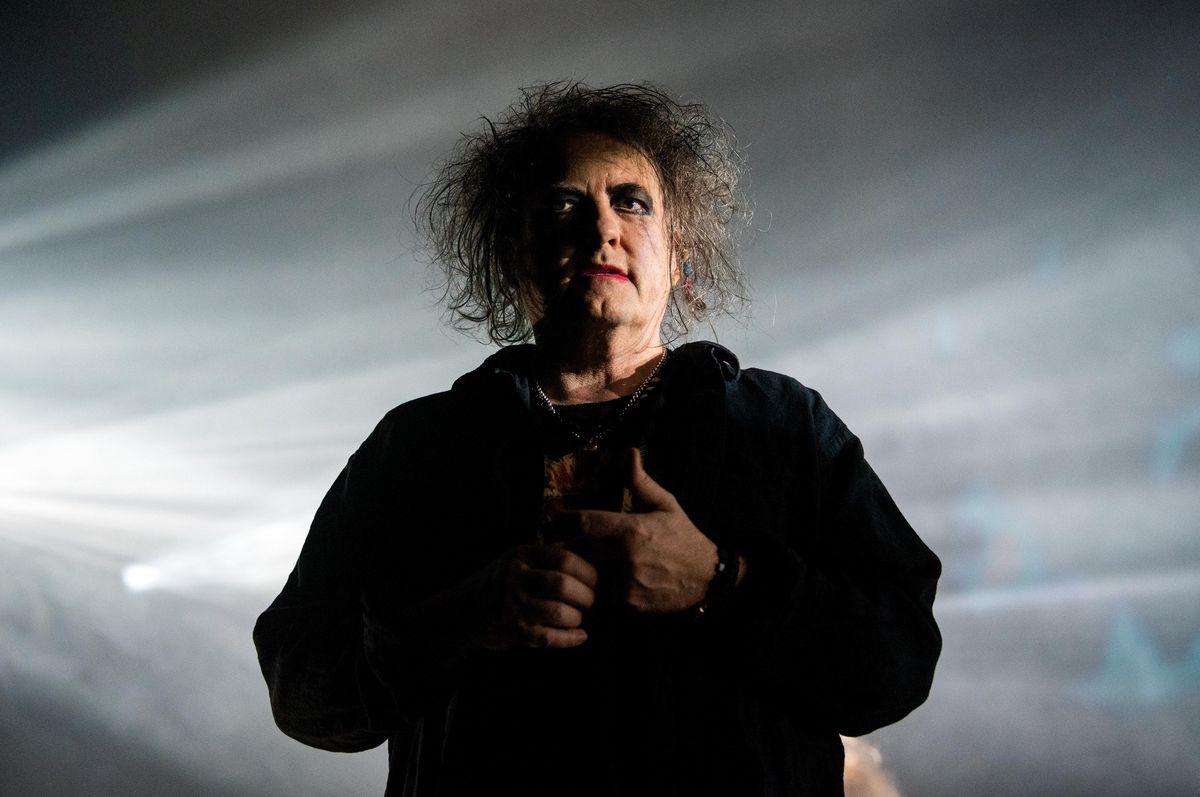 Robert Smith, chanteur du groupe The Cure, sur scène lors d’un concert à la Barclays Arena de Hambourg en 2022.