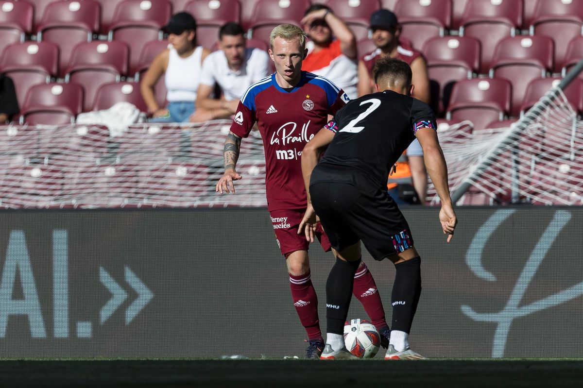 Patrick Pfluecke (Servette) et Ashby (West Ham), durant le match amical vendredi au Stade de Geneve, vendredi 8 juillet.
