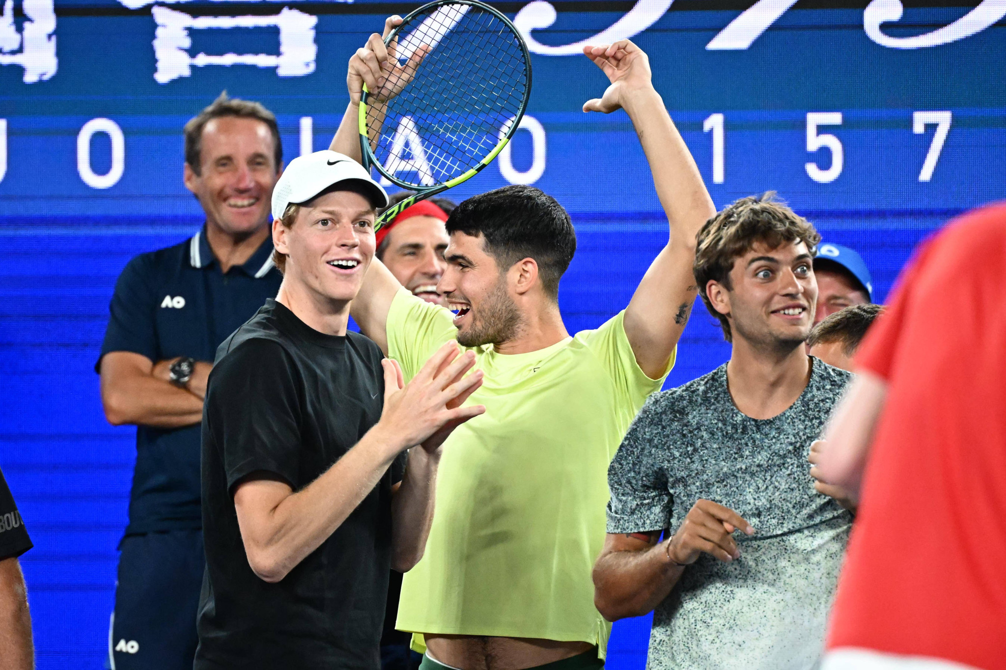 Jannik Sinner und Carlos Alcaraz lachen und feiern auf einem Tennisplatz während eines Turniers in Melbourne, Australien am 14. Januar 2026.