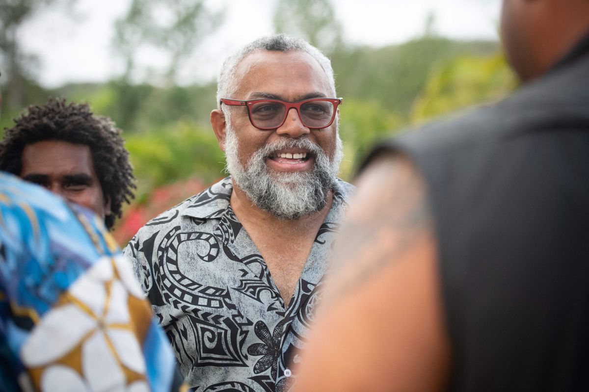 Le candidat du Front de Libération Nationale Kanak et Socialiste (FLNKS), Emmanuel Tjibaou, lors d’une conférence de presse à Dumbéa, dans le territoire français du Pacifique de la Nouvelle-Calédonie, le 3 juillet 2024.