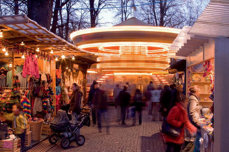 Auf dem Petersplatz laden während der Basler Herbstmesse dutzende Verkaufsstände zum flanieren und stöbern ein. Auf dem Petersplatz laden während der Basler Herbstmesse dutzende Verkaufsstände zum flanieren und stöbern ein.