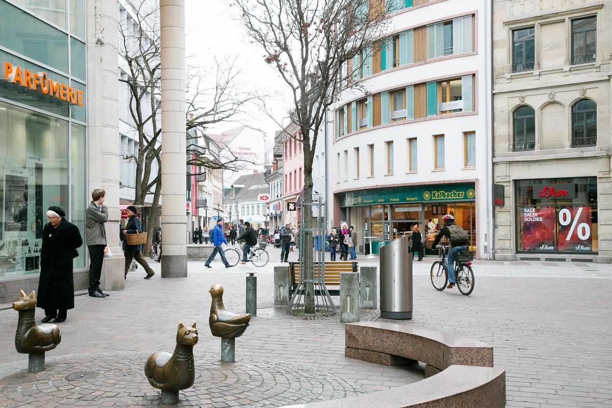 In Lörrach dürfen nur noch Geschäfte offen haben, die für die Versorgung mit dem Alltäglichen notwendig sind. Schweizer dürfen nur noch mit dringendem Grund einreisen. Bei der Einreise müssen sie damit rechnen, einen negativen Corona-Test vorweisen zu können.