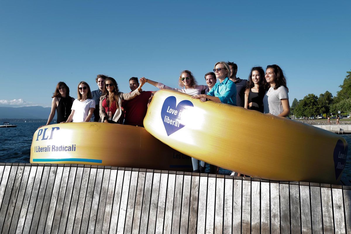 Plusieurs membres des Jeunes libéraux-radicaux ont manifesté en faveur du mariage pour tous hier soir au quai de Cologny.