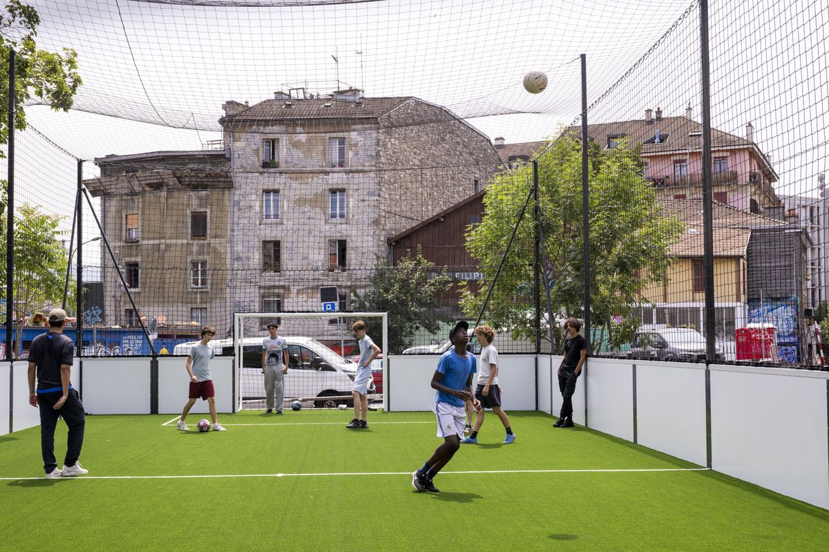 A peine l’inauguration terminée, le nouveau terrain, réalisé en gazon synthétique, était déjà pris d’assaut par des jeunes.