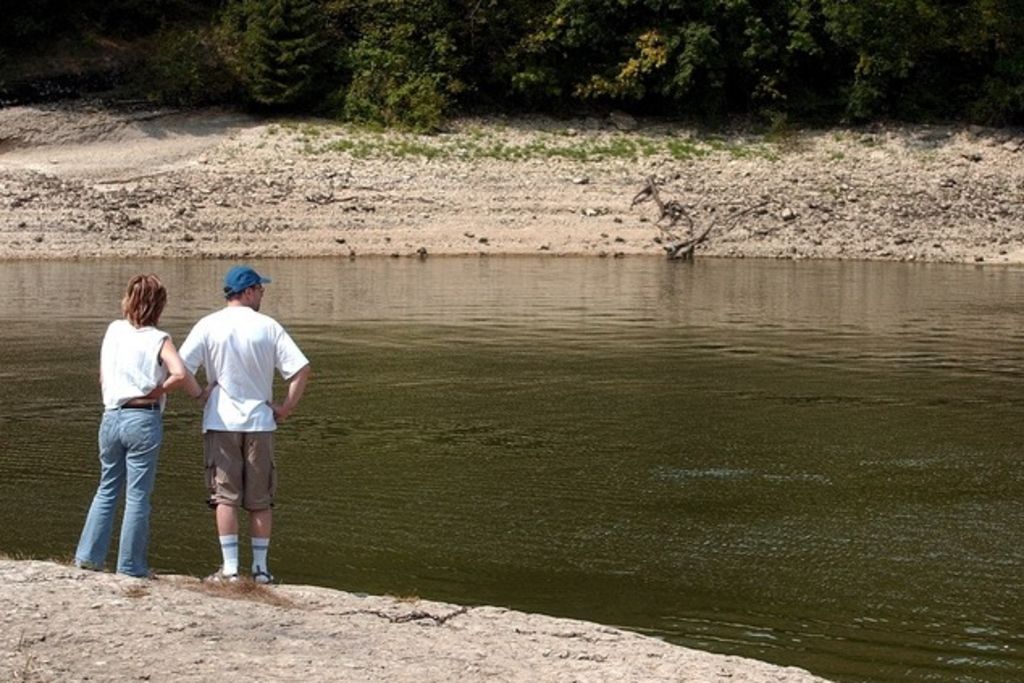 Le Doubs à sec en France, coule encore en Suisse
