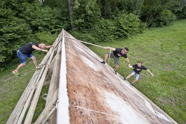 La «slippery slope» (ou pente glissante) n'attend plus que les Mud Guys, à Aigle. Les organisateurs auront encore trois jours pour ériger les 21 autres obstacles.