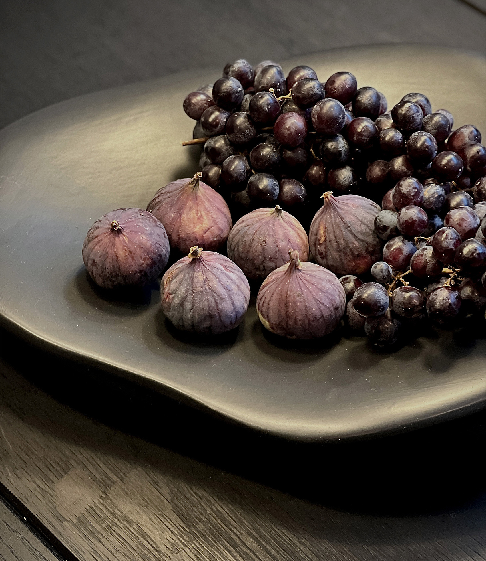 Zwei Früchte, die nun Saison haben, auf einer edlen Schale. Schale und Foto: Ferm Living