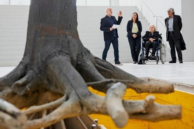 Présentation de l'arbre de Giuseppe Penone, avec au fond Bernard Fibicher et Alice Pauli. Photo Plateforme10.