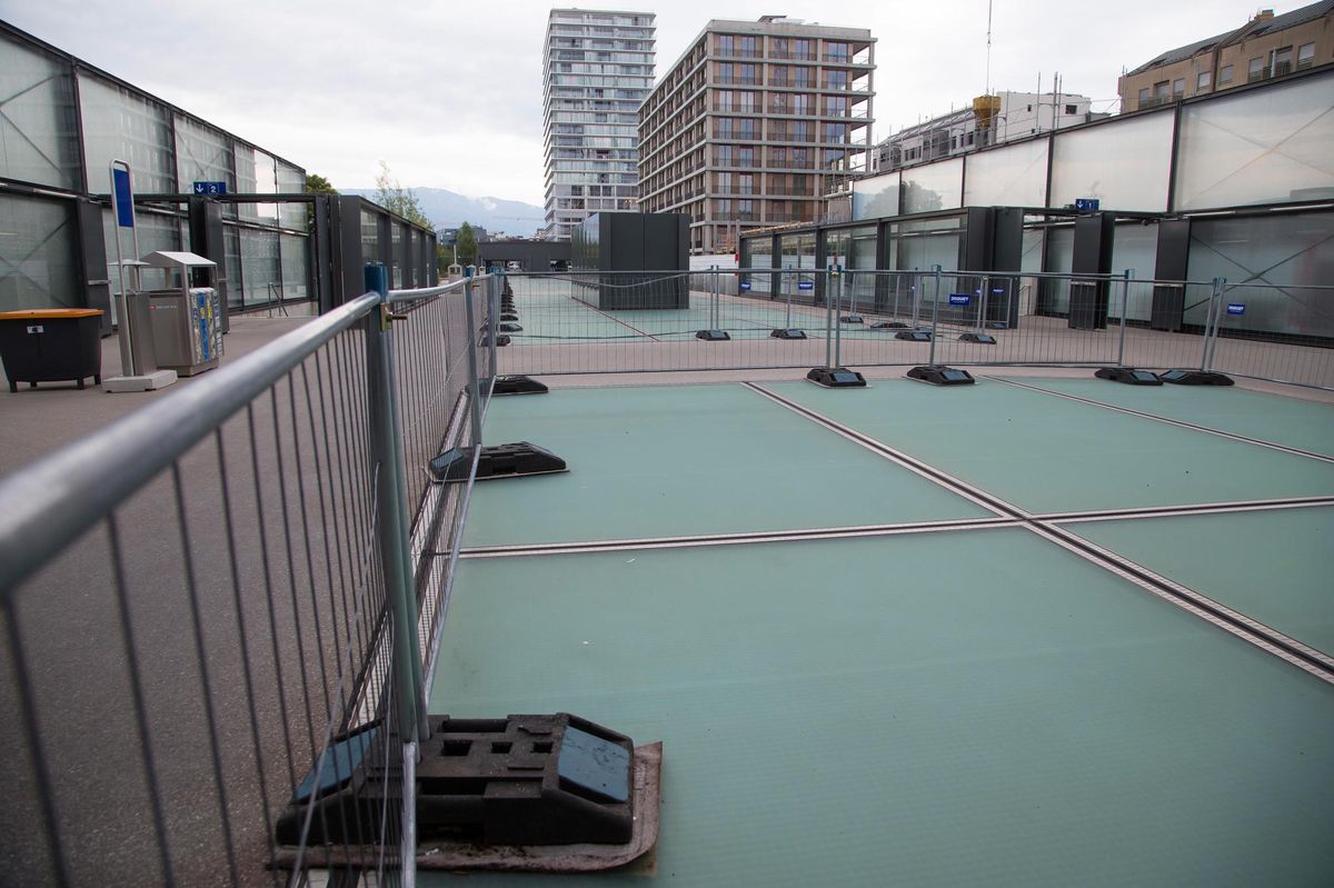 Genève, le 28 juin 2021.
Gare CEVA de Chêne-Bourg.
Les briques de verre installées en toiture/pavage ont un souci de conformité.
©Frank Mentha