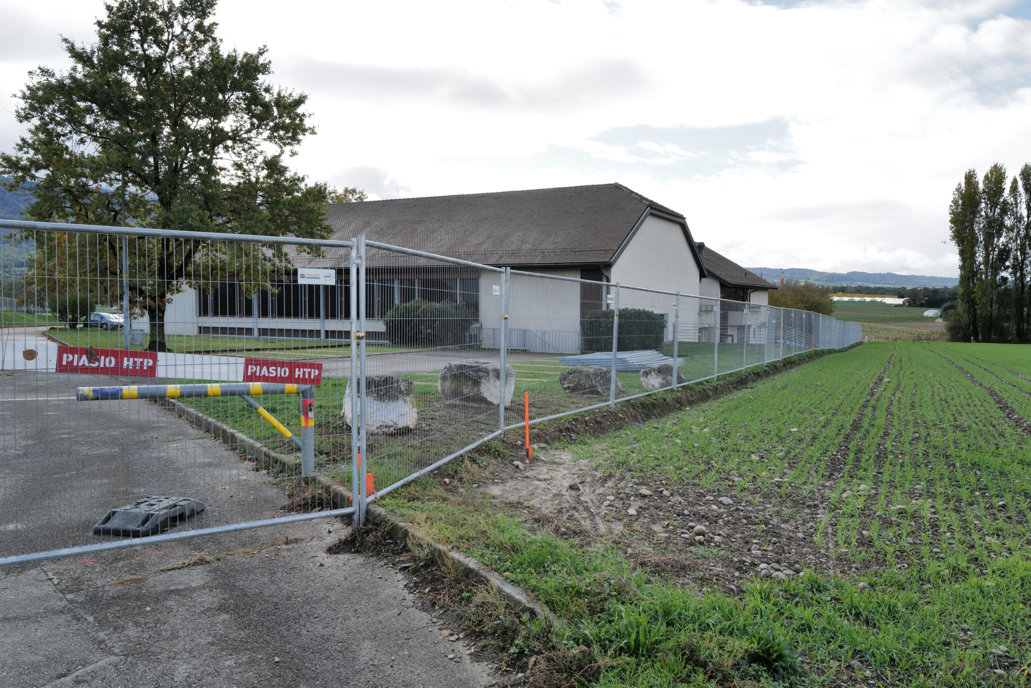 Genève 2023/10/03
Compesières, Bardonnex , future construction d'une nouvelle école après 30 ans de projet-Une photo du centre communal ou se situait l'ancienne auberge communale et salle de gym (route de Cugny 75).Une photo des pavillons scolaires provisoires en bois qui se trouvent derrière l'ancienne école (95 route de Cugny).