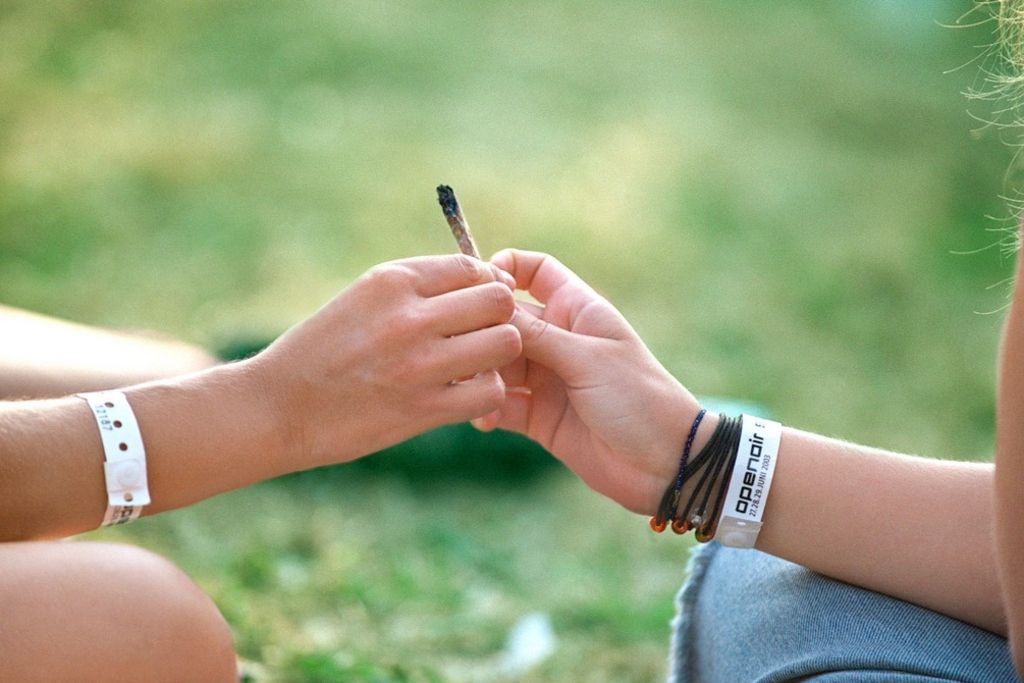 Ados et cannabis: 7 conseils aux parents