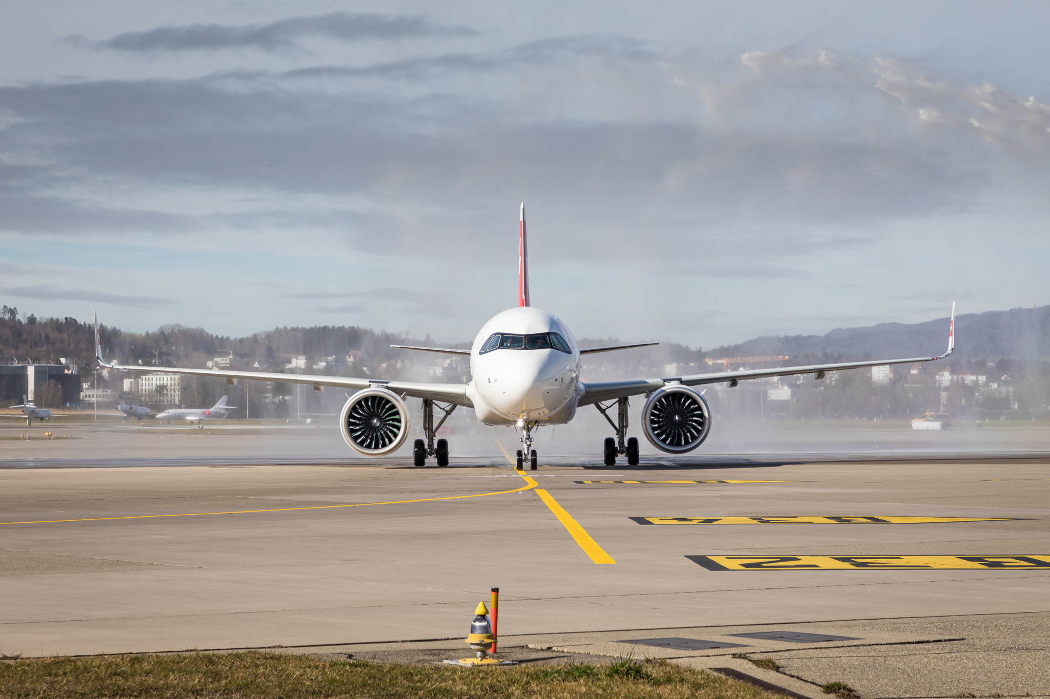 Mitten im Schneewetter: Blitz trifft Airbus von Swiss – Flug nach London abgebrochen