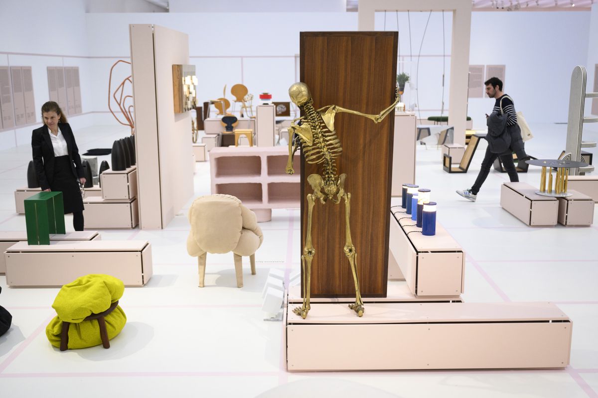 Des personnes visitent la nouvelle exposition temporaire "Beyrouth. Les temps du design" au musee cantonal de design et d’arts appliques contemporains, MUDAC, ce mercredi 5 avril 2023 au quartier des arts Plateforme 10 a Lausanne.(KEYSTONE/Laurent Gillieron)