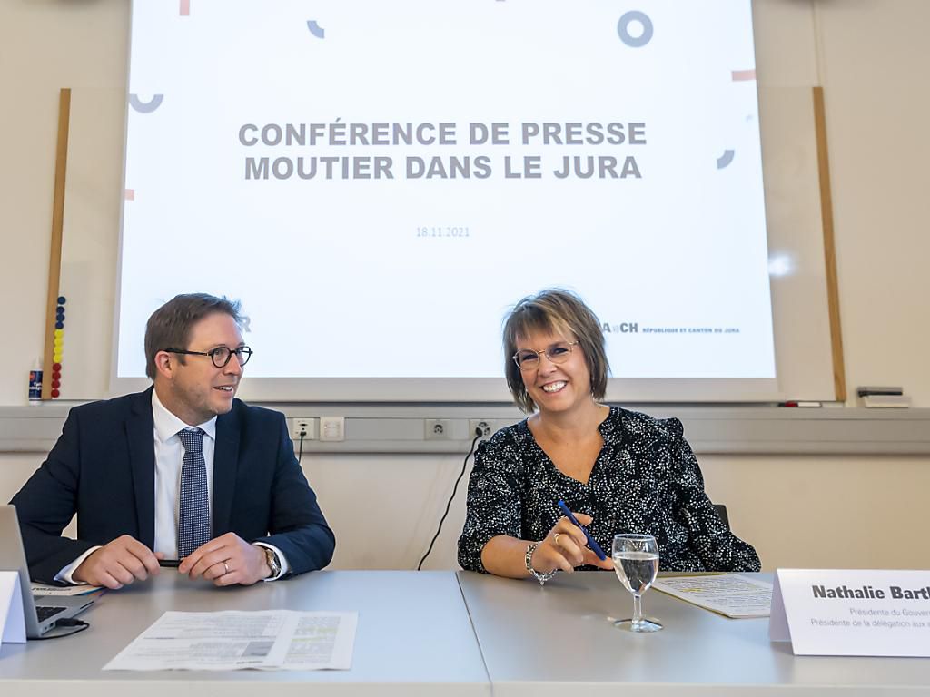 Le responsable de l’accueil de Moutier Patrick Tanner et la présidente du Gouvernement jurassien Nathalie Barthoulot.