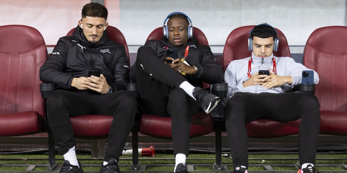 Les joueurs de la Nati, Andi Zeqiri, Denis Zakaria et Zeki Amdouni, montrent l’omniprésence du smartphone. PETER KLAUNZER/KEYSTONE