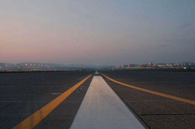 Wenn es nach dem Komitee Pro Flughafen geht, soll das Volk künftig in jedem Fall über Pistenveränderungen am Flughafen Zürich entscheiden können.