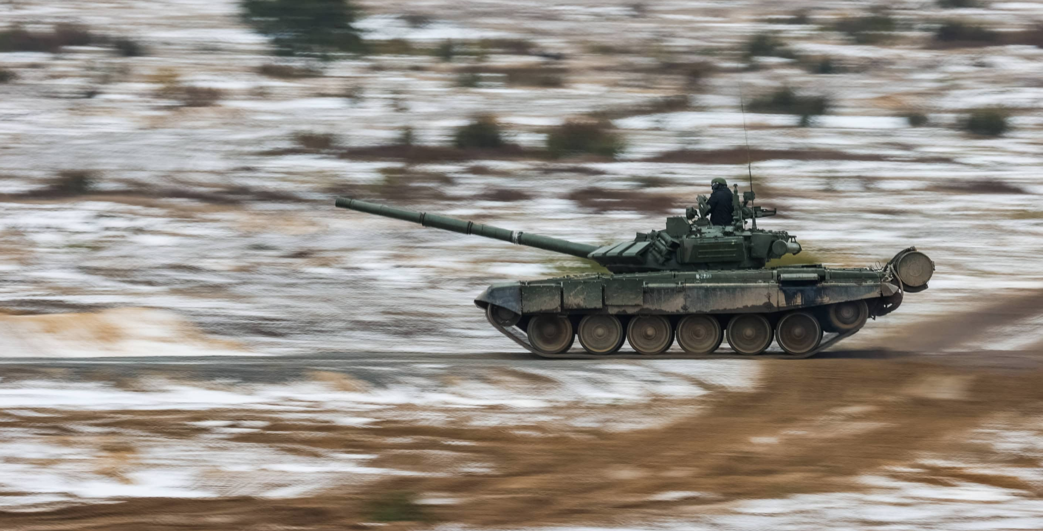 ... und der T-80, die über starke Panzerung und das «Soft-Kill-System» Schtora verfügen, das die Lenksysteme von Panzerabwehrraketen stört. Das Schutz- und Kampfniveau der besten Nato-Panzer erreichen sie jedoch nicht, die schwächeren T-80 erlitten im Häuserkampf während der Tschetschenienkriege entsetzliche Verluste, die sich nun bei einem Sturm auf Kiew wiederholen könnten.