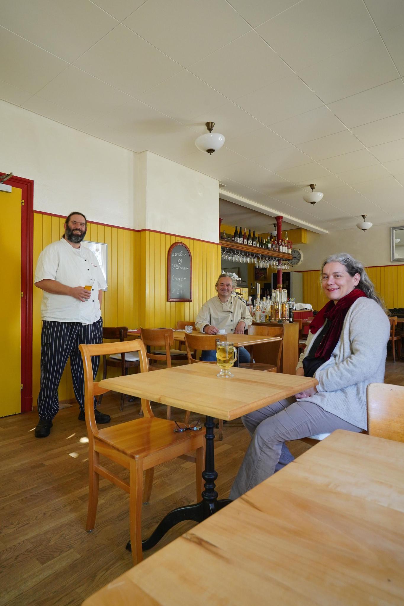 Im Restaurant Zum Grünen Hund in Töss startet das Team wegen der Corona-Krise nun anders als geplant: Köche Bambel Paganini und Christoph Graf (v.l.) und Gastgeberin Sandra Paganini. 