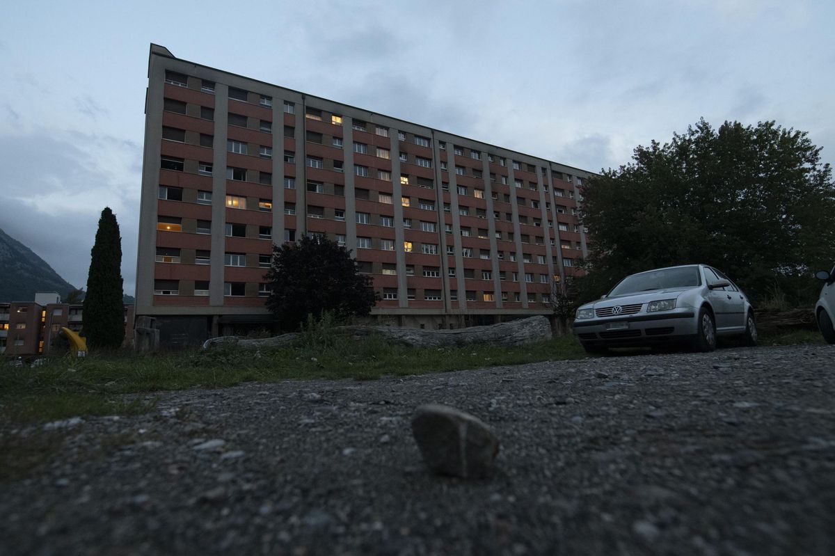 02.10.2020 Aigle -  bastonnade entre jeunes & lynchage de flics de vendredi soir dernier, au pied d'une barre d'immeuble / Ch. de la Planchette 9-13.                     Photo :  © LMD 2020