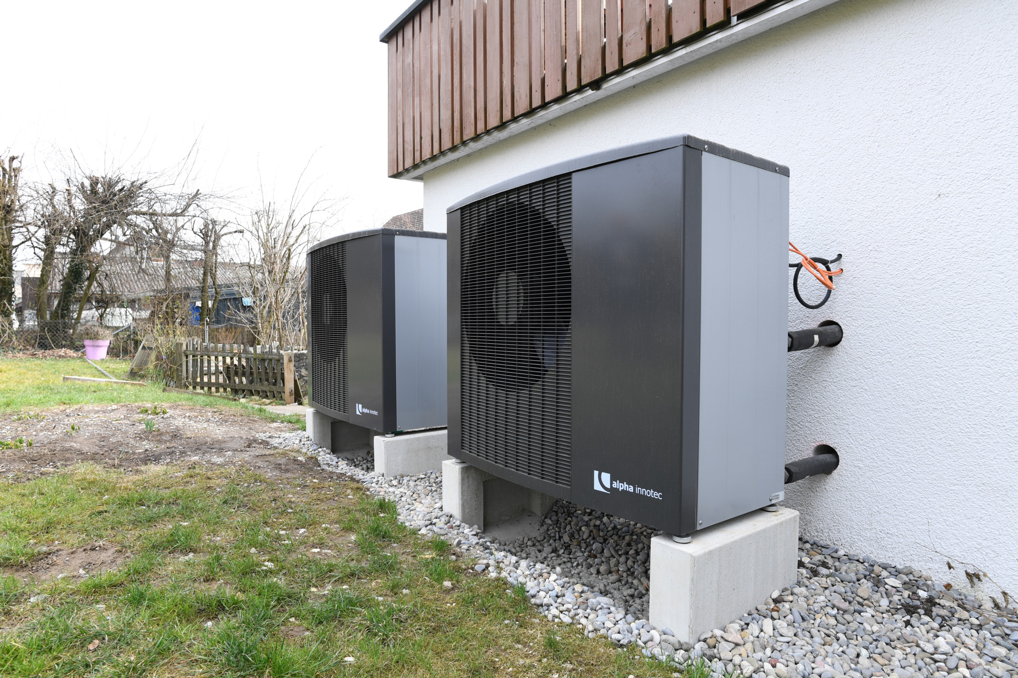 Eine Hand zeigt auf das Display einer Wärmepumpe mit den Einstellungen: Betriebsart Automatik, aktuelle Temperatur 5,2°C, Zieltemperatur 53,0°C, aufgenommen am 13.01.2021 in Laupen.