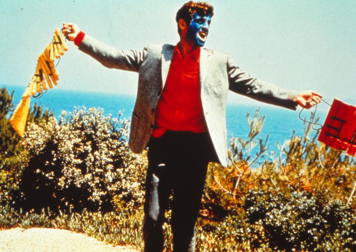 Jean-Paul Belmondo dans «Pierrot le fou» en 1965 avec le visage peint du fameux bleu inventé par l’artiste français Yves Klein et qui porte son nom.