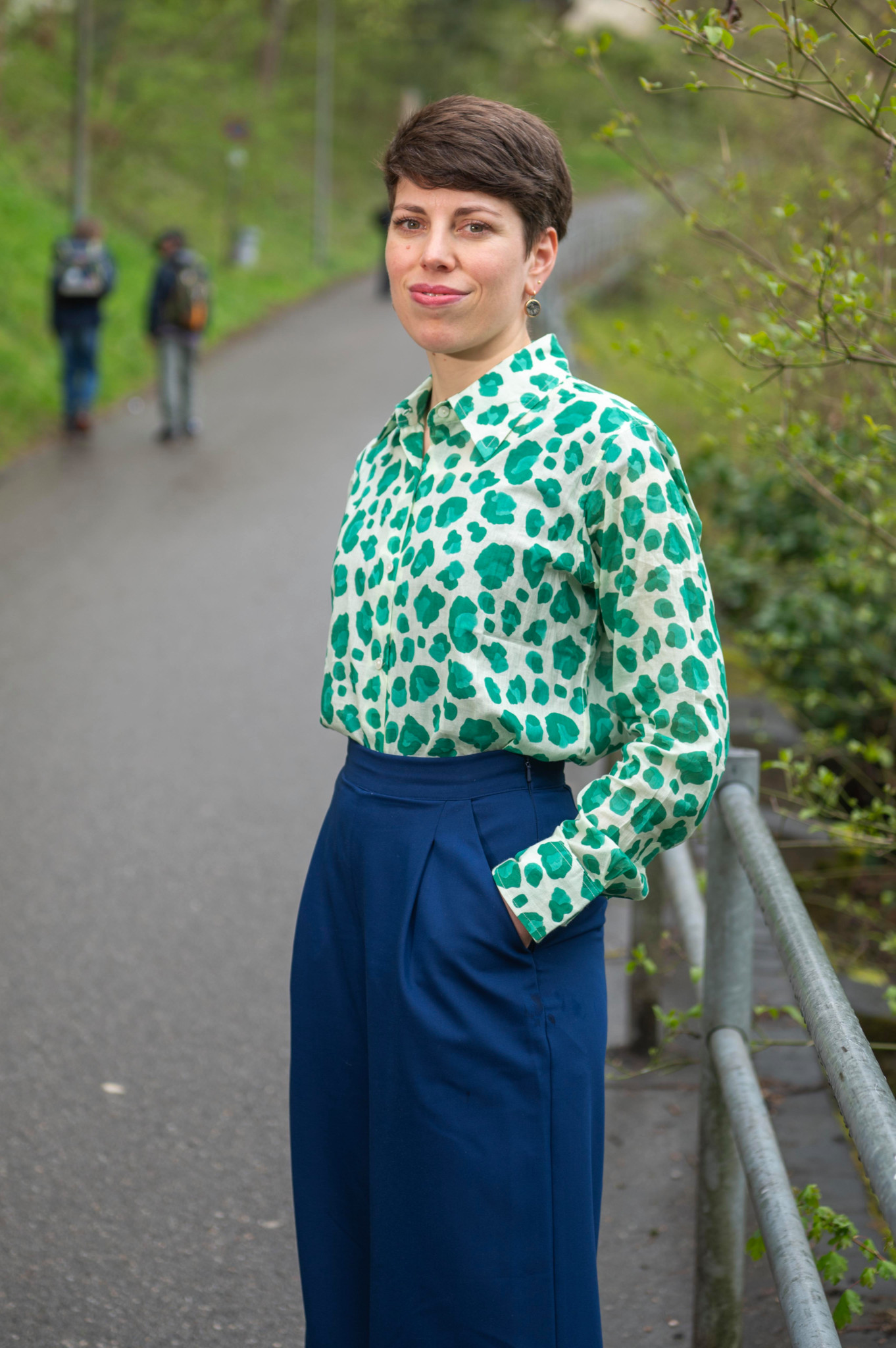 Lisa Mazzone, Präsidentin der Schweizer Grünen, steht auf einem Gehweg in Bern.