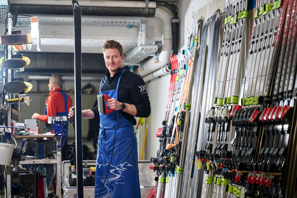 L'homme de service Mathias Fuhrer en train de préparer les skis. Dans le parking souterrain de l'hôtel Cervus à St. Moritz, différentes équipes préparent les skis pour le Coup du monde. Le serviceman n'a pas le droit d'utiliser du fluor.
Il est contrôlé avant que les skis ne soient libérés.