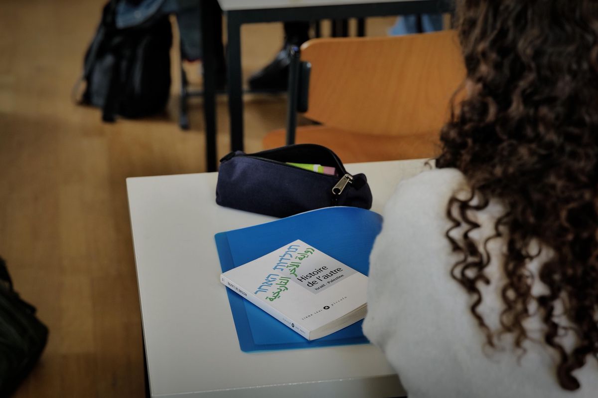 Genève, le 13 mai 2024. Collège Calvin . Reportage dans une classe de 4ème année sur comment est enseigné le conflit Israël-Palestine au collège dans le contexte actuel, avec le prof Robin Majeur.