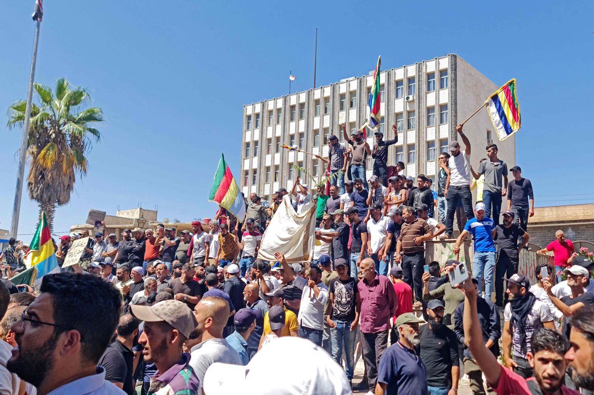 Des manifestants anti-régime sur une place de la ville druze de Sweida, au sud de la Syrie, le 25 août 2023.
