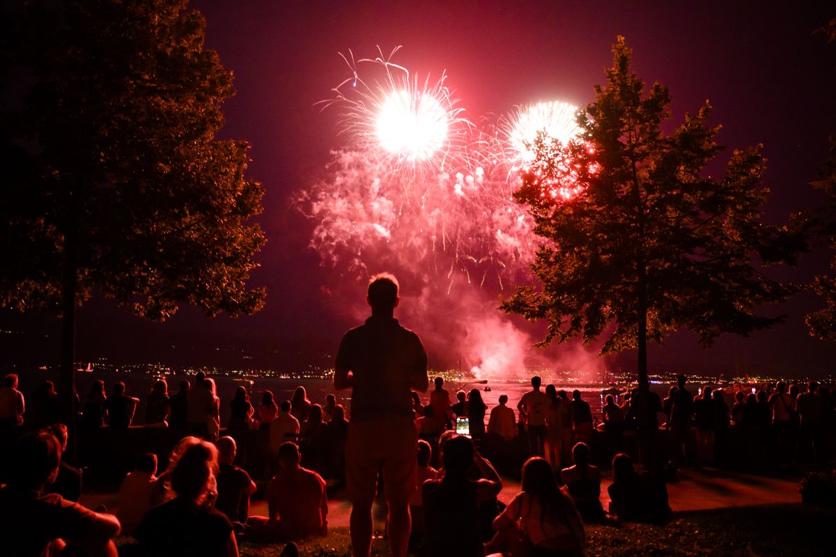 La population regarde le traditionnel feu d'artifice au bord du lac Leman a Ouchy lors de la Fete nationale le lundi 1 aout 2022 a Lausanne. (KEYSTONE/Jean-Christophe Bott)