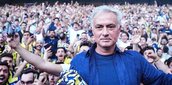 L'entraîneur portugais Jose Mourinho salue les fans lors de la cérémonie officielle de signature avec Fenerbahce au stade Ulker à Istanbul, Turquie, le 2 juin 2024.